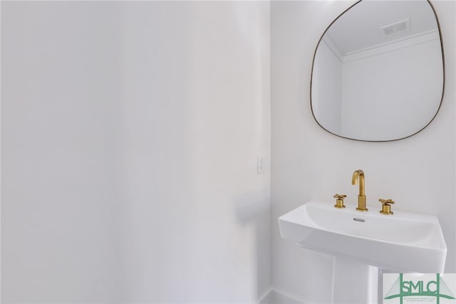 bathroom featuring a sink