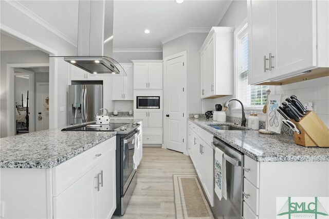 240 Blackjack Oak Dr W, Richmond Hill, GA 31324 - kitchen featuring appliances with stainless steel finishes, a sink, crown molding, light wood-style floors, and white cabinets