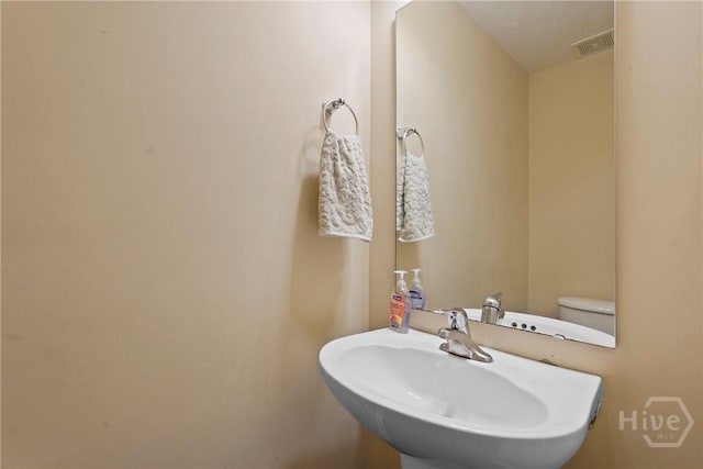 bathroom featuring a sink