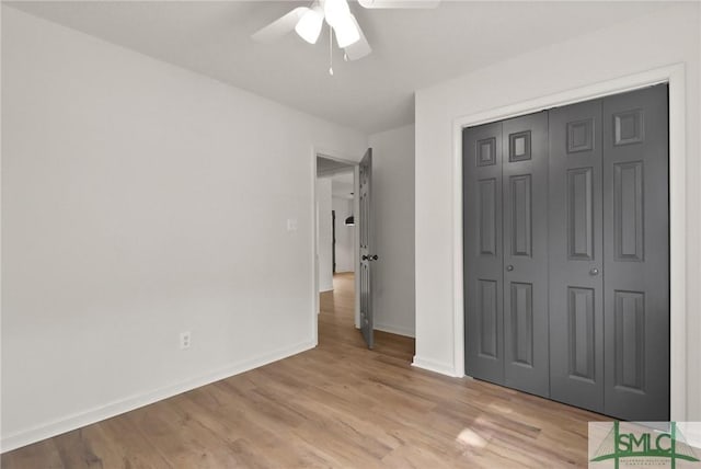 unfurnished bedroom featuring light wood-type flooring, baseboards, a closet, and a ceiling fan