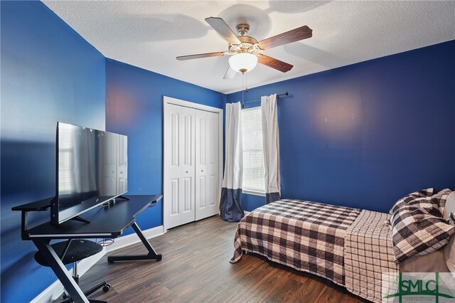 309 Nashview Trl, Allenhurst, GA 31301 - bedroom with a closet, a textured ceiling, wood finished floors, ceiling fan, and baseboards