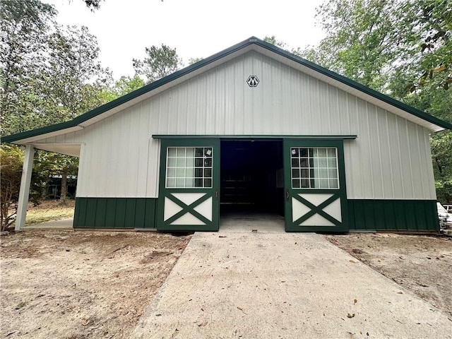 view of outdoor structure with an outbuilding