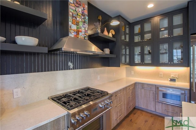 456 Port St, Savannah, GA 31401 - kitchen with range hood, stainless steel appliances, open shelves, light wood-type flooring, and decorative backsplash