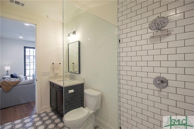 456 Port St, Savannah, GA 31401 - ensuite bathroom with toilet, vanity, tiled shower, and wood finished floors