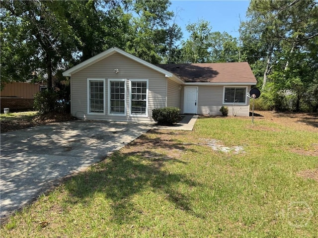 single story home featuring a front yard