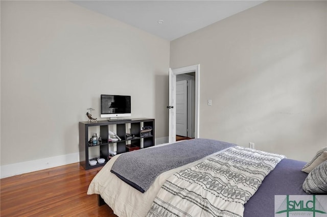 412 E 40th St E, Savannah, GA 31401 - bedroom featuring wood finished floors and baseboards
