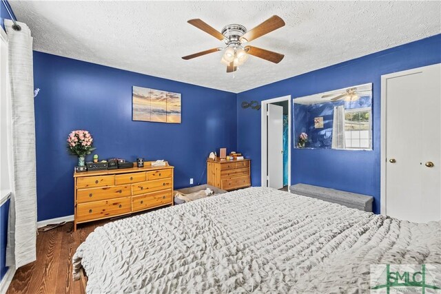 81 Quail Ln, Richmond Hill, GA 31324 - bedroom featuring wood finished floors, a textured ceiling, ceiling fan, and baseboards