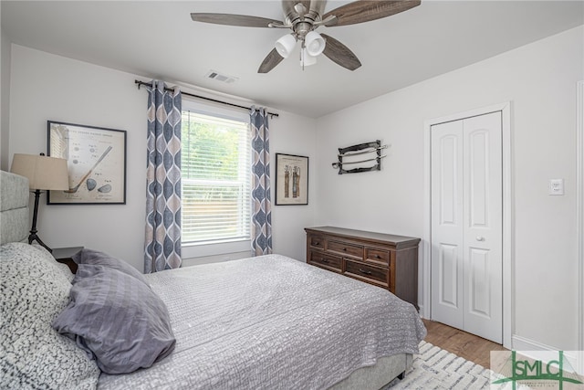 bedroom featuring wood finished floors, ceiling fan, and a closet