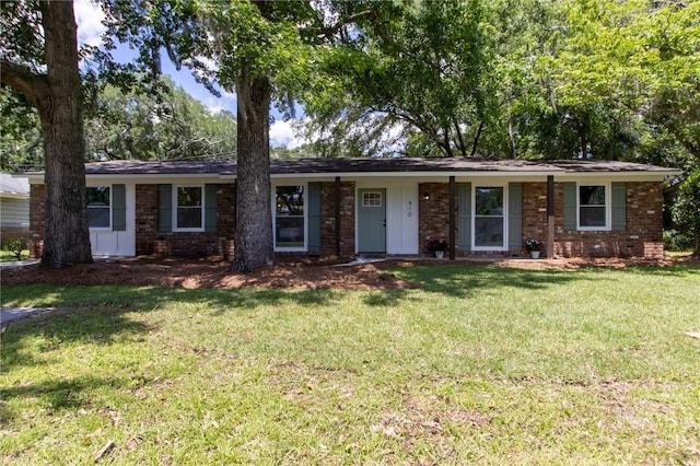 ranch-style home featuring a front lawn and brick siding