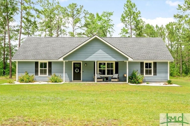 ranch-style house featuring a front lawn and roof with shingles