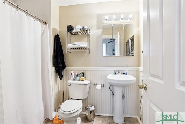 546548 E Huntingdon St, Savannah, GA 31401 - full bath with a wainscoted wall, toilet, a sink, and a shower with curtain
