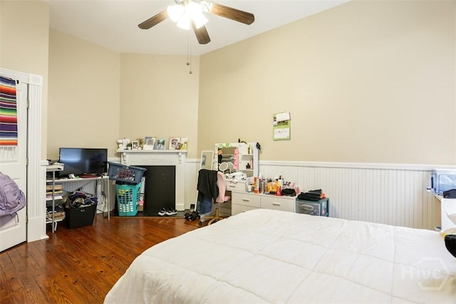546548 E Huntingdon St, Savannah, GA 31401 - bedroom featuring wood finished floors, ceiling fan, and a wainscoted wall