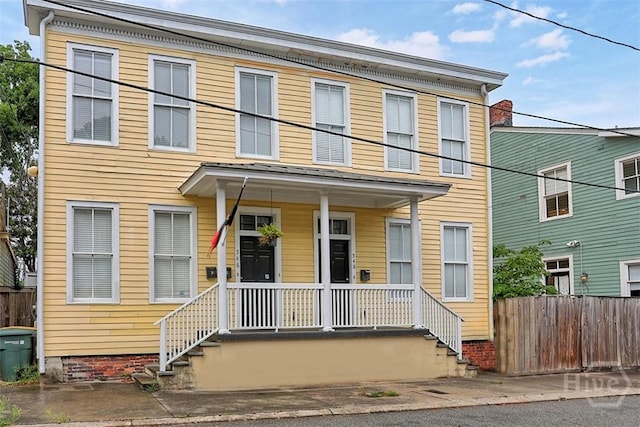 546548 E Huntingdon St, Savannah, GA 31401 - view of front facade with covered porch and fence
