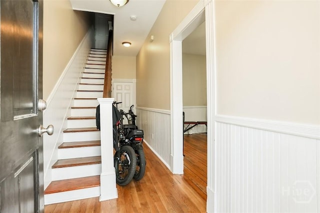 546548 E Huntingdon St, Savannah, GA 31401 - stairway featuring wainscoting and wood finished floors