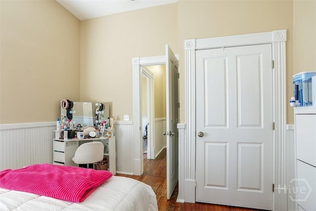 546548 E Huntingdon St, Savannah, GA 31401 - bedroom with wainscoting and wood finished floors