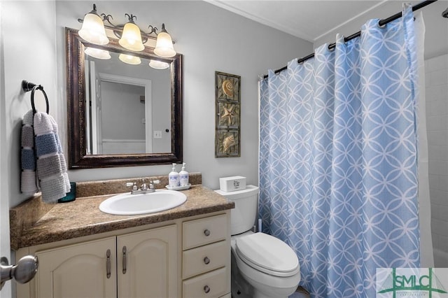 full bathroom with toilet, vanity, curtained shower, and crown molding