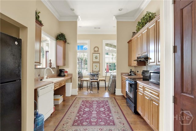 3021 Whitemarsh Way, Savannah, GA 31410 - kitchen featuring black appliances, under cabinet range hood, light wood finished floors, backsplash, and light countertops