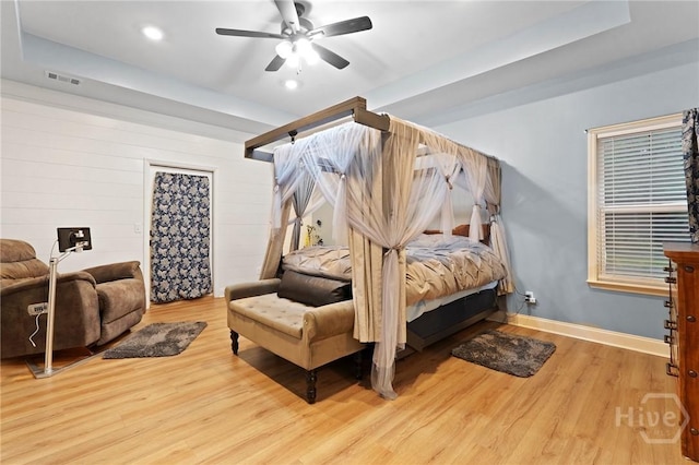bedroom with light wood-type flooring, recessed lighting, ceiling fan, and baseboards
