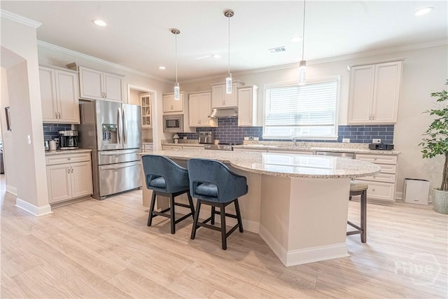 137 Harvest Hl, Pooler, GA 31322 - kitchen with stainless steel appliances, a breakfast bar area, backsplash, a kitchen island, and crown molding