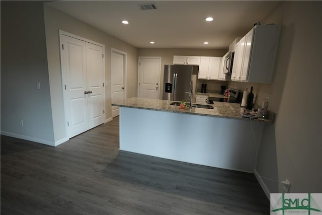 46 Persimmon Dr NE, Ludowici, GA 31316 - kitchen featuring stainless steel appliances, a sink, baseboards, a peninsula, and recessed lighting