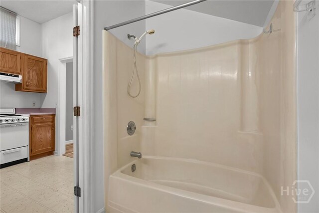 2402 Easy St, Savannah, GA 31406 - full bath featuring shower / tub combination and baseboards