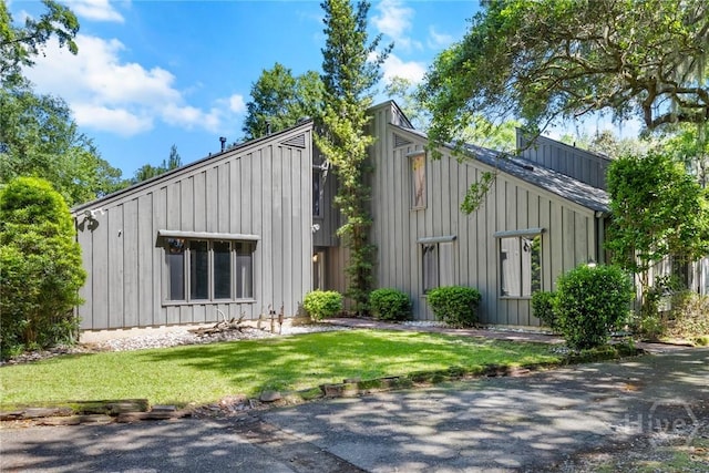 2402 Easy St, Savannah, GA 31406 - view of front facade featuring board and batten siding and a front yard