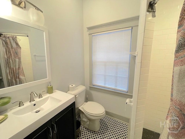 514-516 E Hall St, Savannah, GA 31401 - bathroom with tiled shower, toilet, and vanity