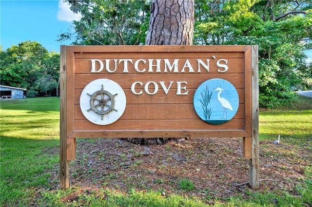 community sign with a lawn
