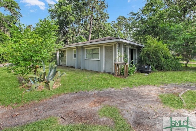 156 Lansing St, Brunswick, GA 31525 - bungalow with a front lawn