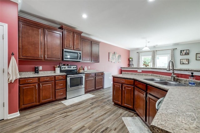 417 Keiffer Dr, Rincon, GA 31326 - kitchen featuring stainless steel appliances, a sink, ornamental molding, light wood-style floors, and recessed lighting