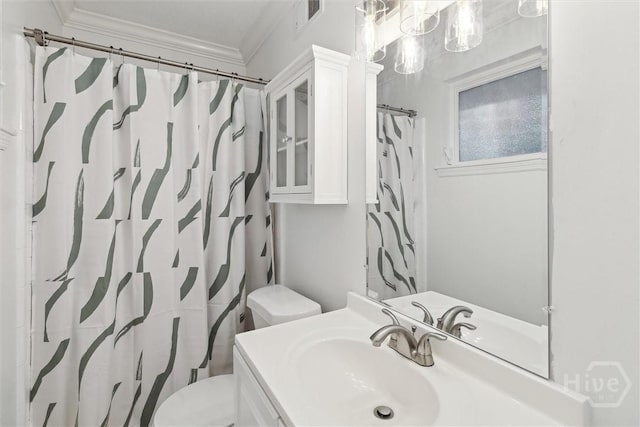5633 Lafitte Dr, Savannah, GA 31406 - full bath featuring toilet, crown molding, vanity, and curtained shower