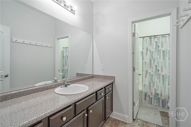 full bath featuring vanity, a shower with shower curtain, baseboards, and toilet