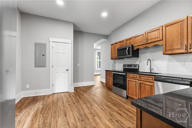 523 E 39th St, Savannah, GA 31401 - kitchen featuring stainless steel appliances, a sink, backsplash, light wood-style flooring, and recessed lighting