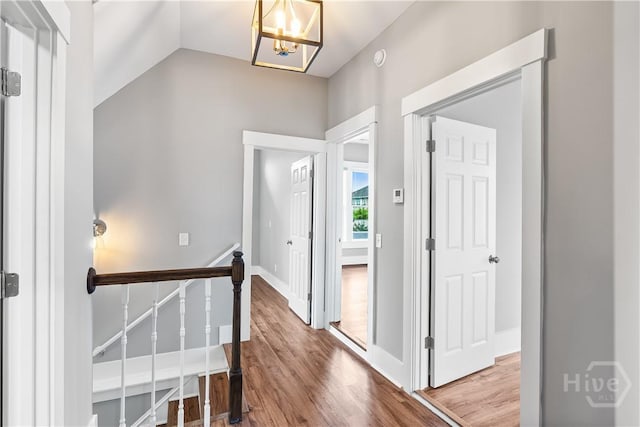 523 E 39th St, Savannah, GA 31401 - entrance foyer featuring wood finished floors, vaulted ceiling, a chandelier, and baseboards