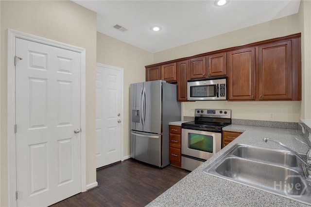 450 Canyon Oak Loop, Richmond Hill, GA 31324 - kitchen featuring appliances with stainless steel finishes, a sink, dark wood-style flooring, light countertops, and recessed lighting