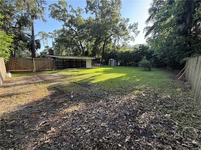 view of yard featuring an outdoor structure