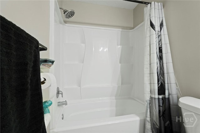 306 Madison Oaks Dr, Rincon, GA 31326 - full bathroom featuring toilet and shower / tub combo with curtain