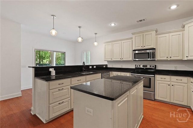 90 Golden Rod Loop, Richmond Hill, GA 31324 - kitchen with stainless steel appliances, a sink, a peninsula, a center island, and recessed lighting