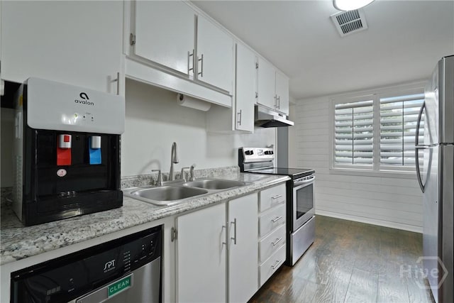 622 Northbrook Rd, Savannah, GA 31419 - kitchen featuring appliances with stainless steel finishes, a sink, under cabinet range hood, dark wood-style flooring, and light countertops