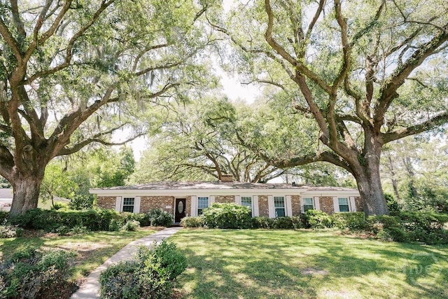 1 Broadmoor Cir, Savannah, GA 31406 - ranch-style home with a front lawn, brick siding, and a chimney