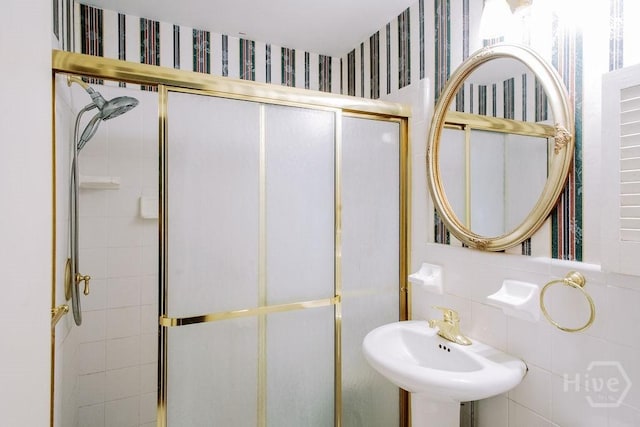 1 Broadmoor Cir, Savannah, GA 31406 - full bath with a shower stall, a sink, and wallpapered walls