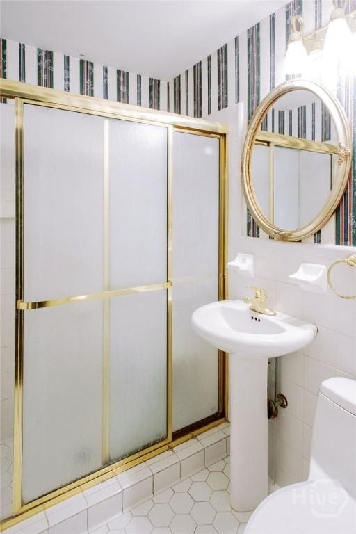1 Broadmoor Cir, Savannah, GA 31406 - full bath with toilet, a shower stall, tile patterned floors, and wallpapered walls