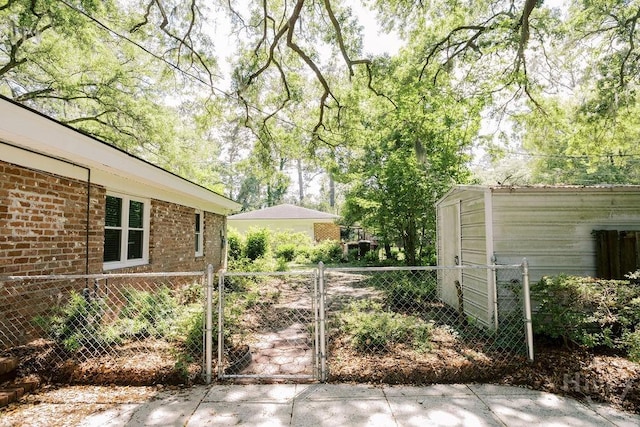 1 Broadmoor Cir, Savannah, GA 31406 - view of yard with fence and a gate