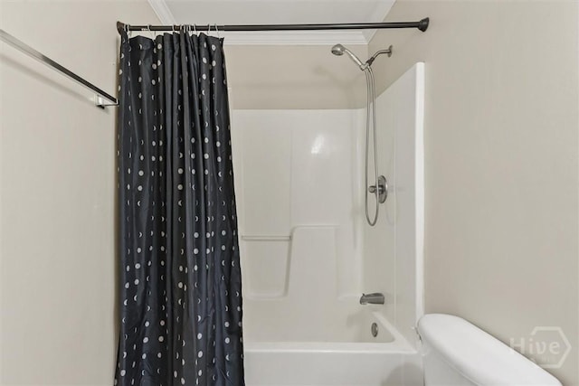 725 E 34th St, Savannah, GA 31401 - bathroom featuring shower / bathtub combination with curtain, toilet, and crown molding