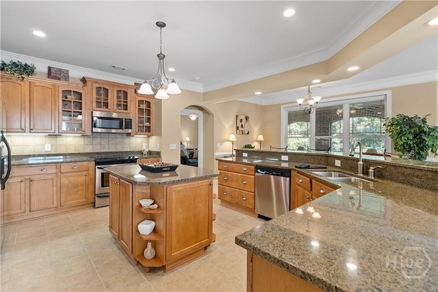204 River Oaks Dr, Richmond Hill, GA 31324 - kitchen with appliances with stainless steel finishes, a spacious island, a chandelier, a sink, and arched walkways