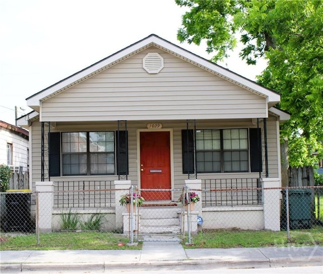 1029 Richards St, Savannah, GA 31415 - bungalow-style house featuring a porch and a fenced front yard