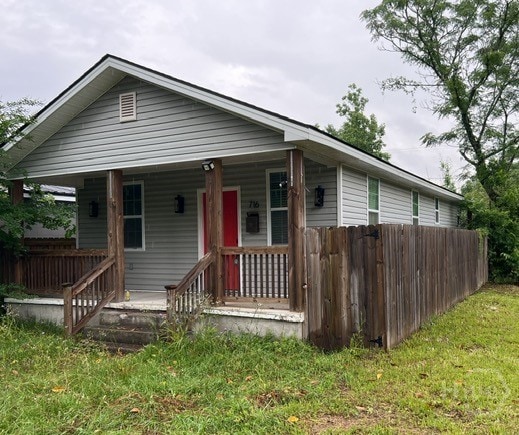 716 W 51st St, Savannah, GA 31405 - view of front of property with covered porch and a front lawn
