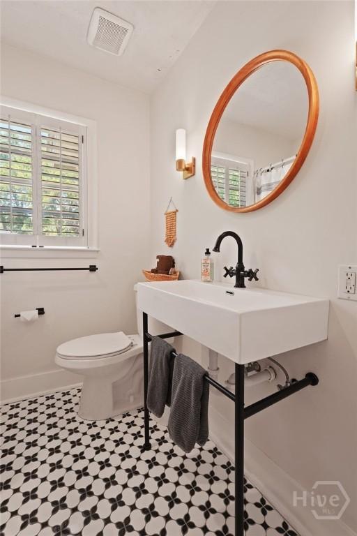 355 Riverview Dr, Savannah, GA 31404 - bathroom featuring toilet, baseboards, and a sink