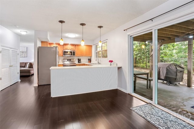 125 Penn Sta, Savannah, GA 31410 - kitchen featuring stainless steel appliances, light countertops, a sink, a peninsula, and dark wood finished floors