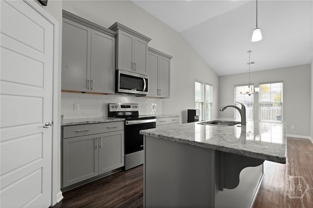 2 Chimney Ct, Savannah, GA 31407 - kitchen featuring stainless steel appliances, a sink, gray cabinetry, vaulted ceiling, and dark wood finished floors